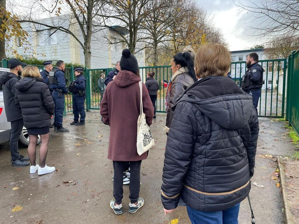 Une L Ve De Ans Menace Sa Professeure Avec Un Couteau Dans Un