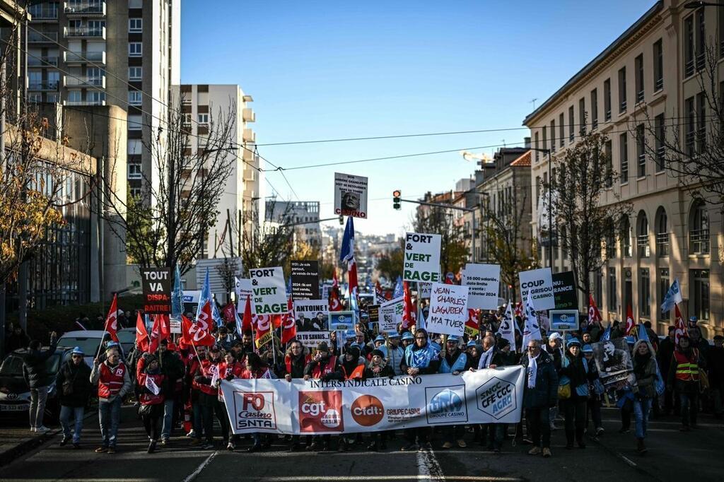 Plus de 2 000 personnes manifestent à Saint Étienne pour défendre