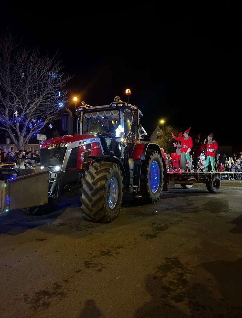 La foule a accueilli le défilé de tracteurs illuminés à Trévron