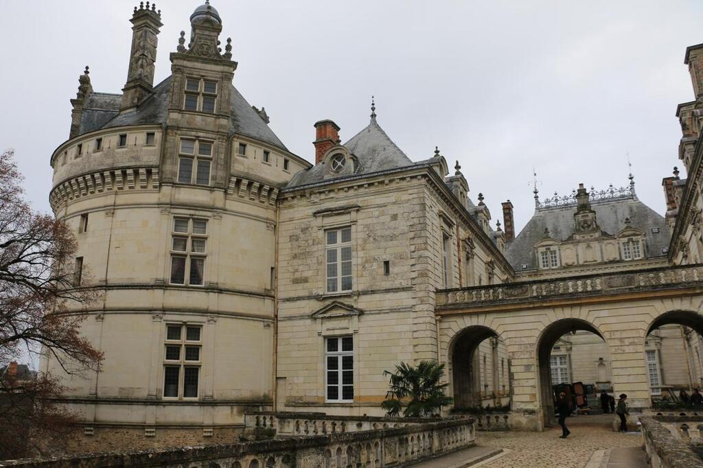 EN IMAGES Ces apprentis fleuristes décorent le château du Lude avec un