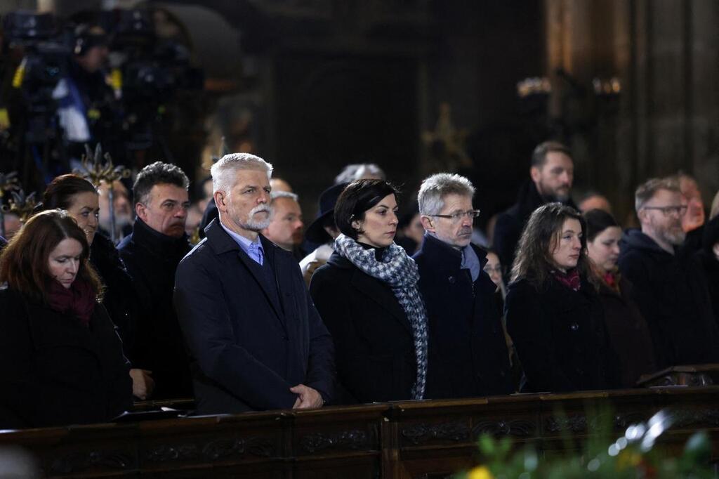 En Images La R Publique Tch Que Rend Hommage Aux Victimes De La Tuerie