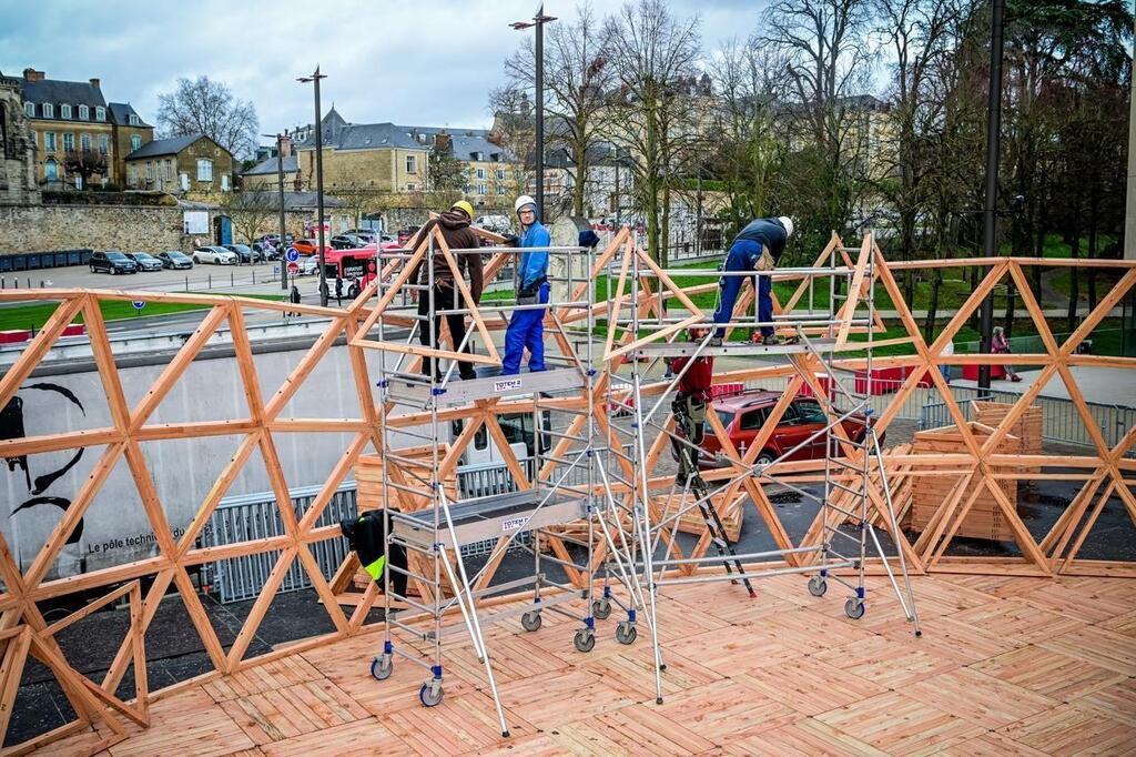 EN IMAGES Près de 800 triangles de bois assemblés pour construire le