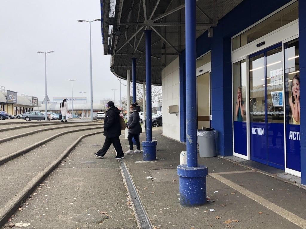 Mortellement percutée devant un magasin les trois suspects remis en