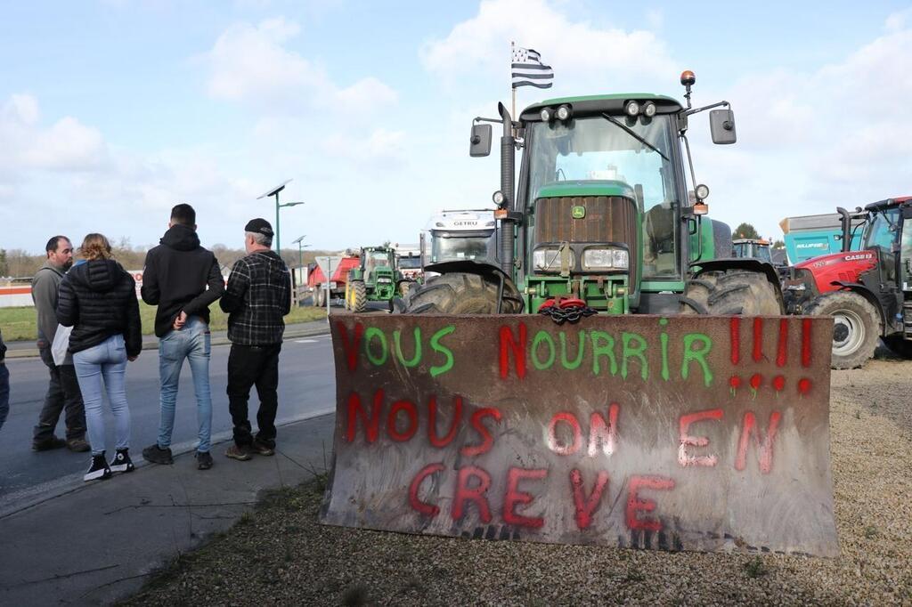 En Images La Mobilisation Agricole Fait Tache Dhuile Dinan