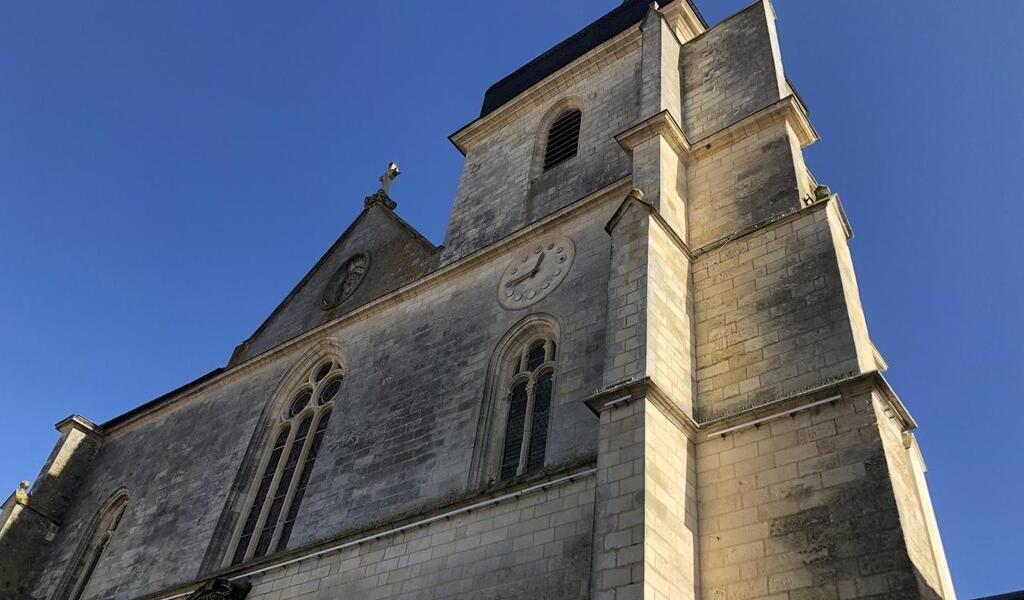 Aux Sables dOlonne léglise Notre Dame de Bon Port compte sur de