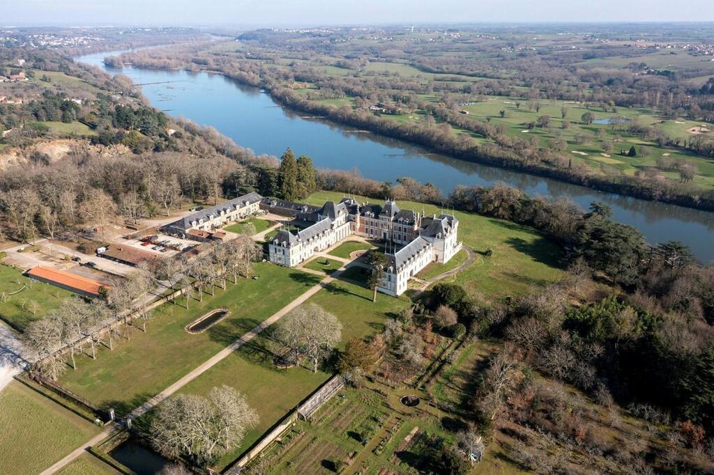 Finie la zizanie le parc du château de Louis de Funès au Cellier est