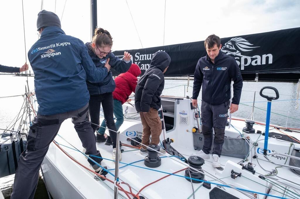 Des enfants dAction Enfance découvrent la voile à Lorient avec le