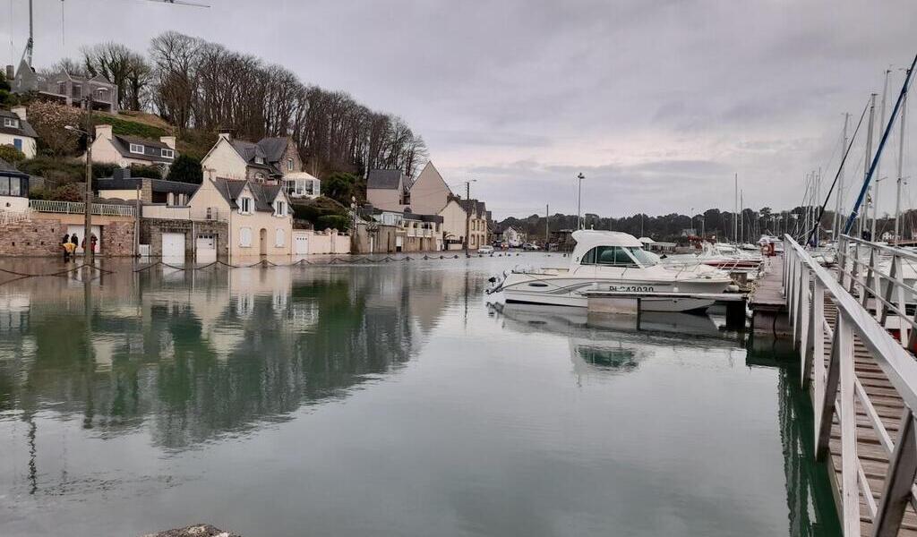 Grandes marées À Lézardrieux la rue du port inondée et la D20 fermée