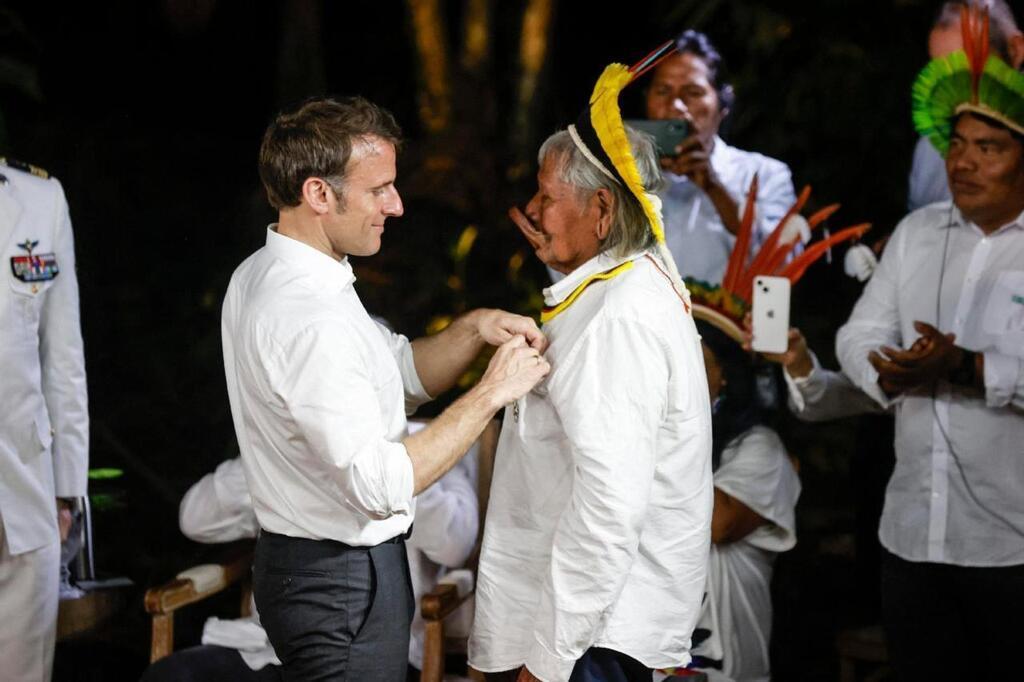 Br Sil Dans La Nuit Tropicale Macron D Core Le Cacique Raoni En