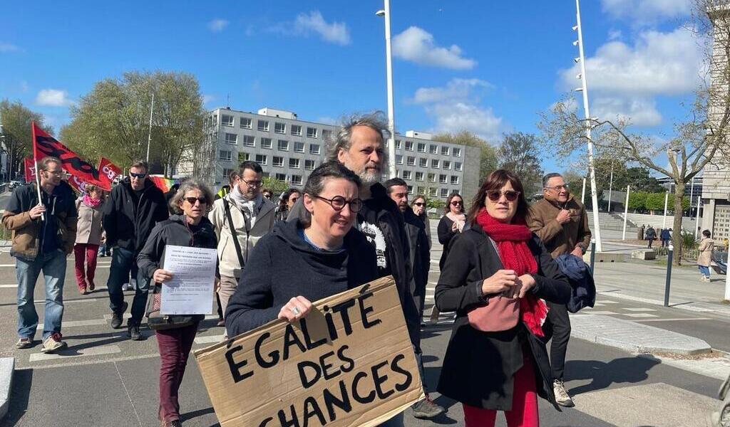 Vid O Environ Personnes Manifestent Lorient Contre La R Forme Du