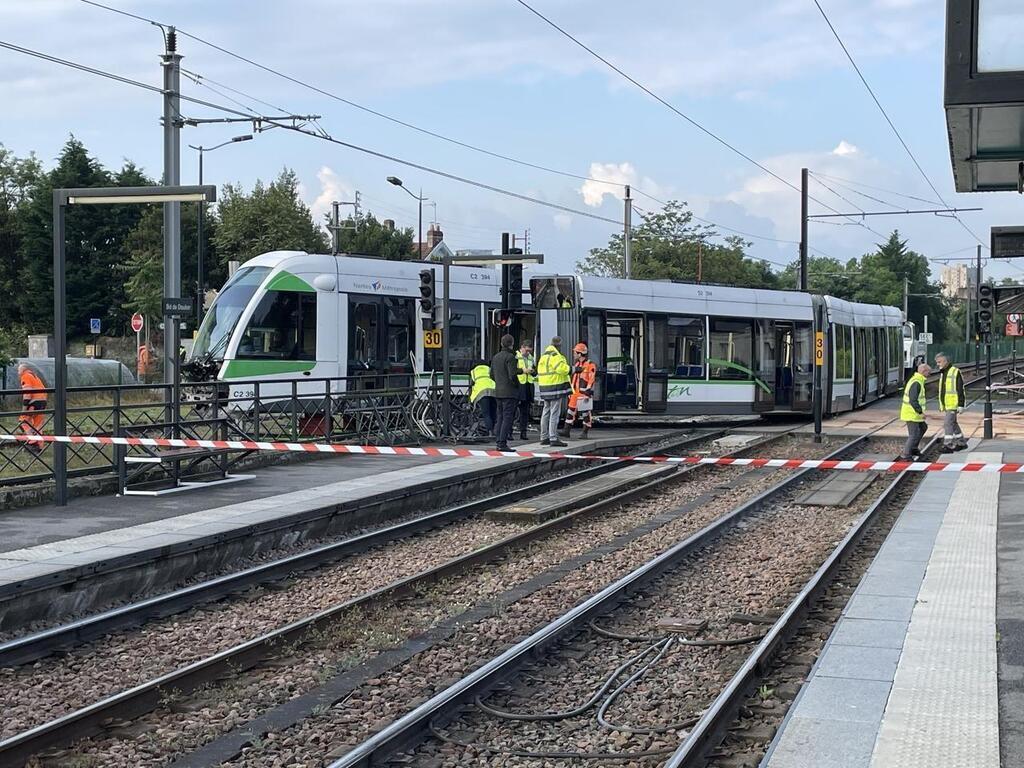 Une Rame De Tramway D Raille Nantes Apr S Un Choc Avec Une Voiture