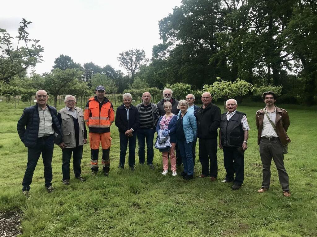 Près de Loudéac ils transmettent leurs savoirs en matière darbres