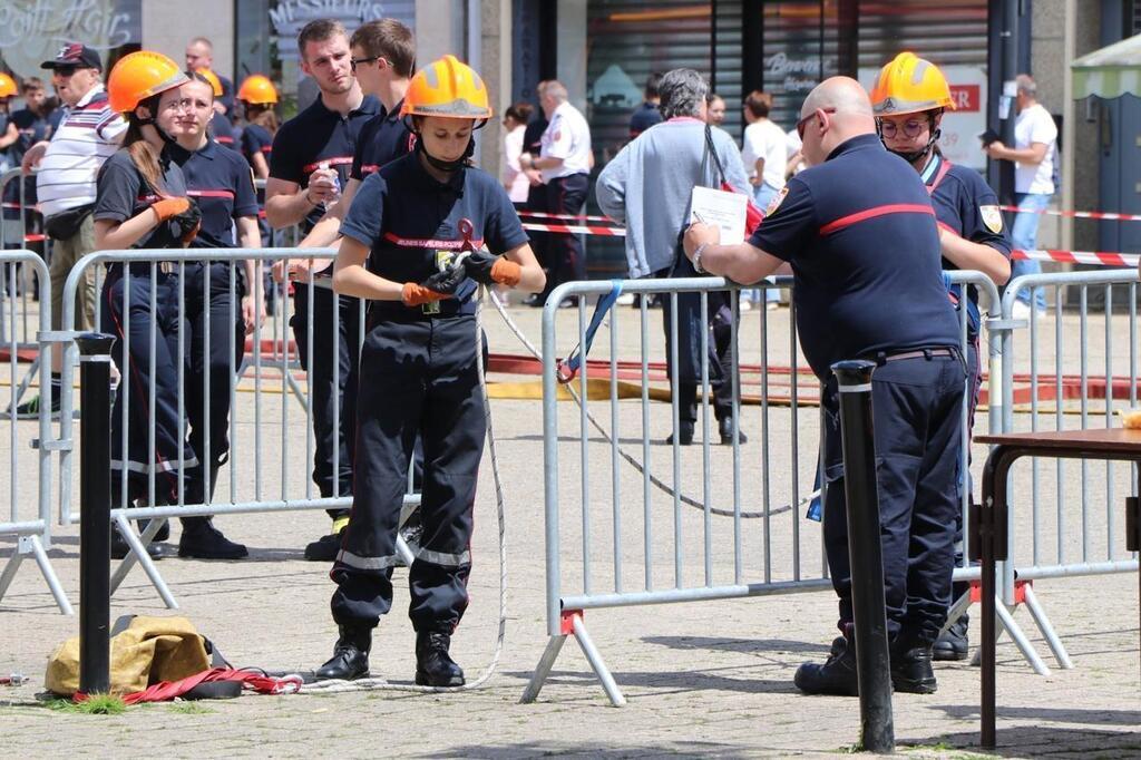 EN IMAGES Tout le monde est rassemblé plus de 400 pompiers du