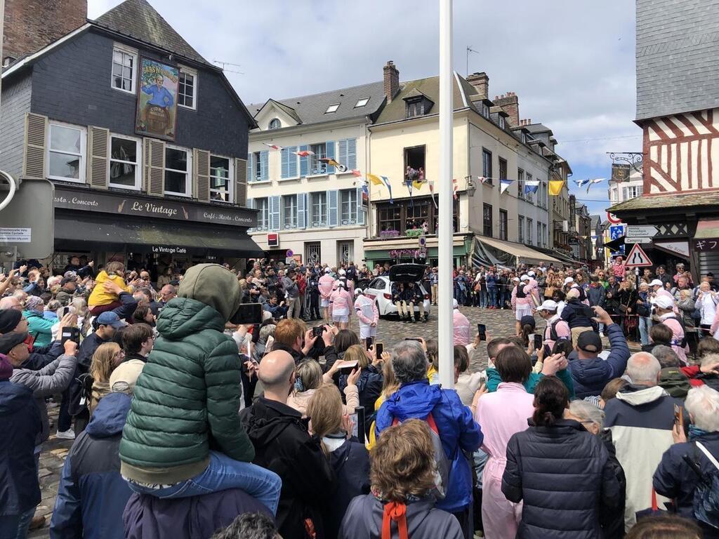 Jo Le Public Mu Par Le Passage De La Flamme Olympique Honfleur