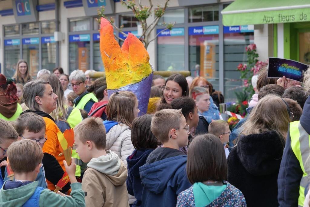 EN IMAGES Flamme Olympique 1200 Enfants Du Pays De Falaise Ont