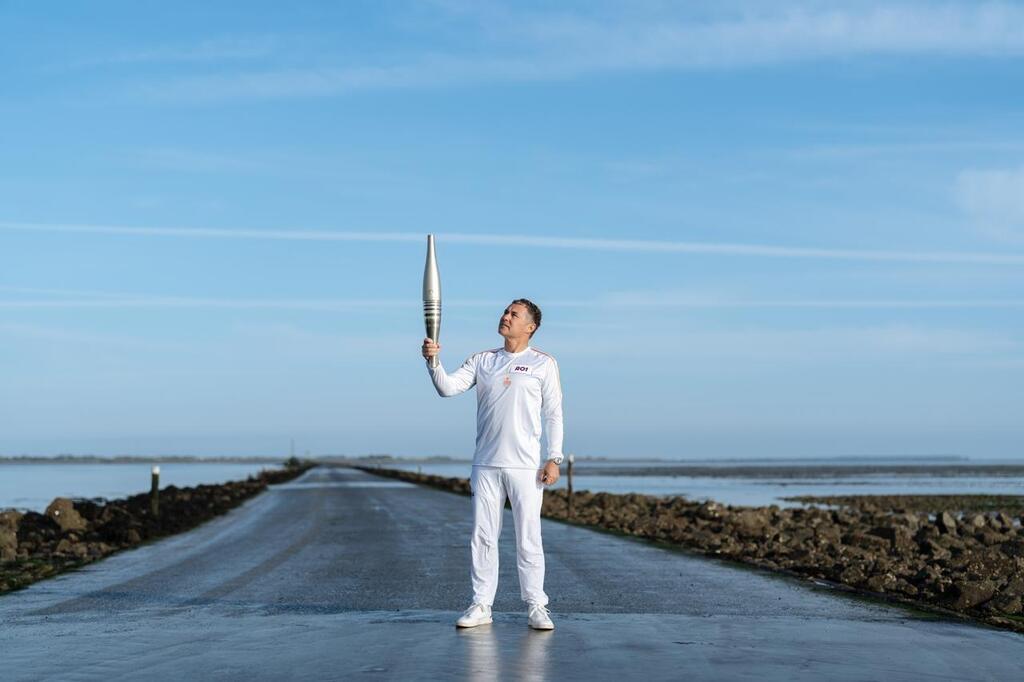 JO 2024 Tom Kristensen 9 fois vainqueur des 24 Heures du Mans a porté