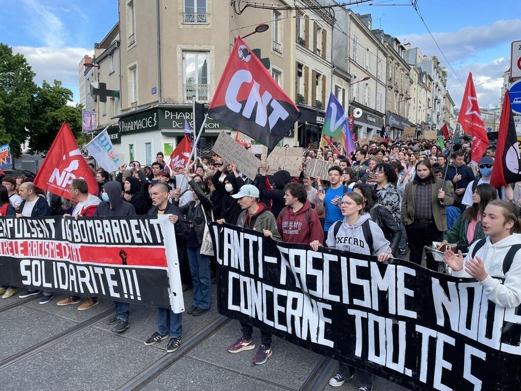 En Images Des Manifestations Contre Lextr Me Droite Fleurissent Dans