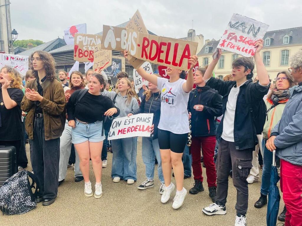 Vid O Vannes Personnes Manifestent Contre Lextr Me Droite