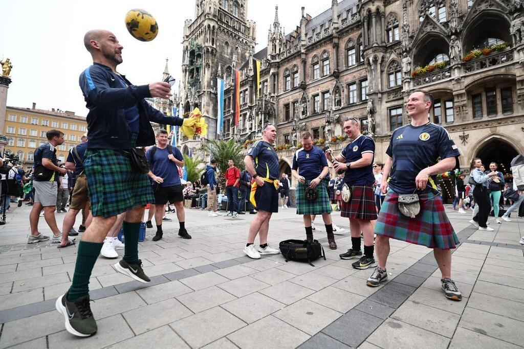 Reportage Euro Une Munich Cossaise Lance La F Te Et Soffre