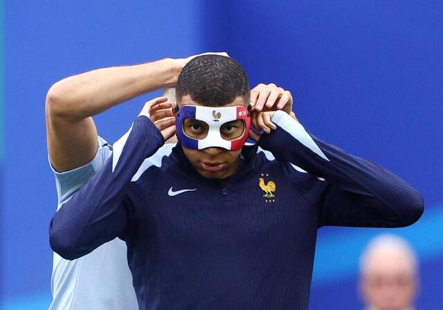 EN IMAGES Kylian Mbappé dévoile un masque tricolore à la veille de