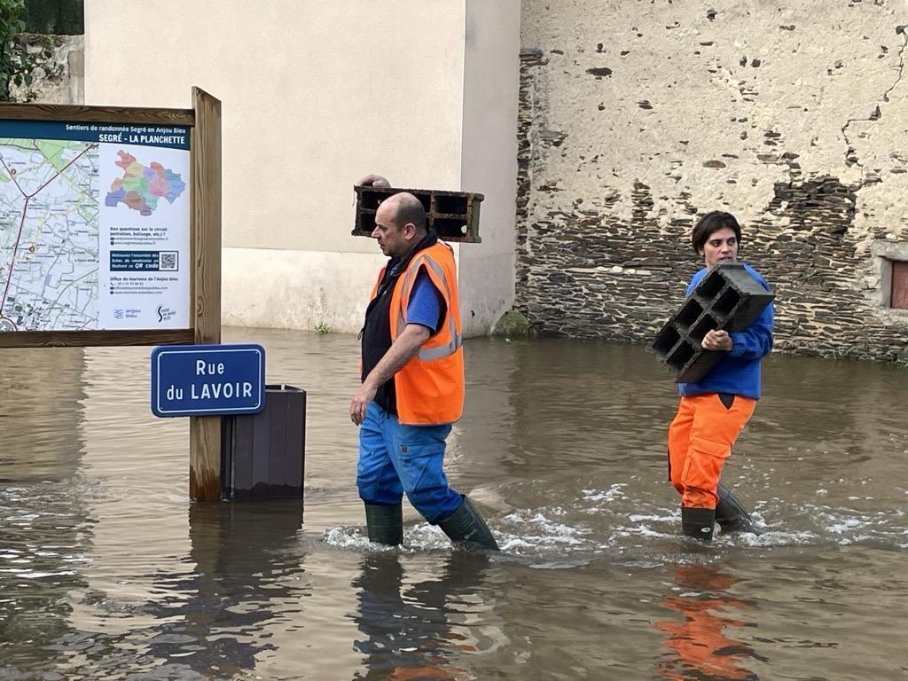 Vid O En Maine Et Loire Une Rue Sous Les Eaux Dans Le Quartier De