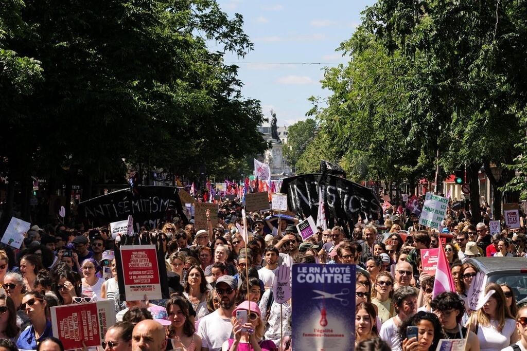 L Gislatives Des Manifestations F Ministes Contre Lextr Me Droite En