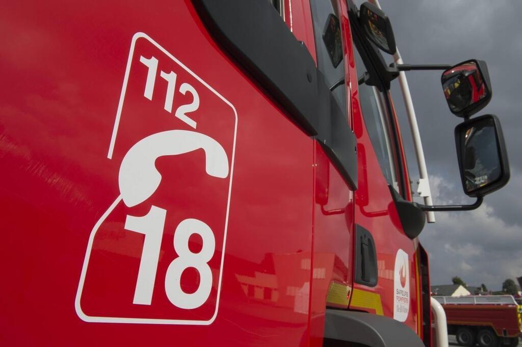 Il Percute Un Arbre Aux Sables Dolonne Un Conducteur En Urgence