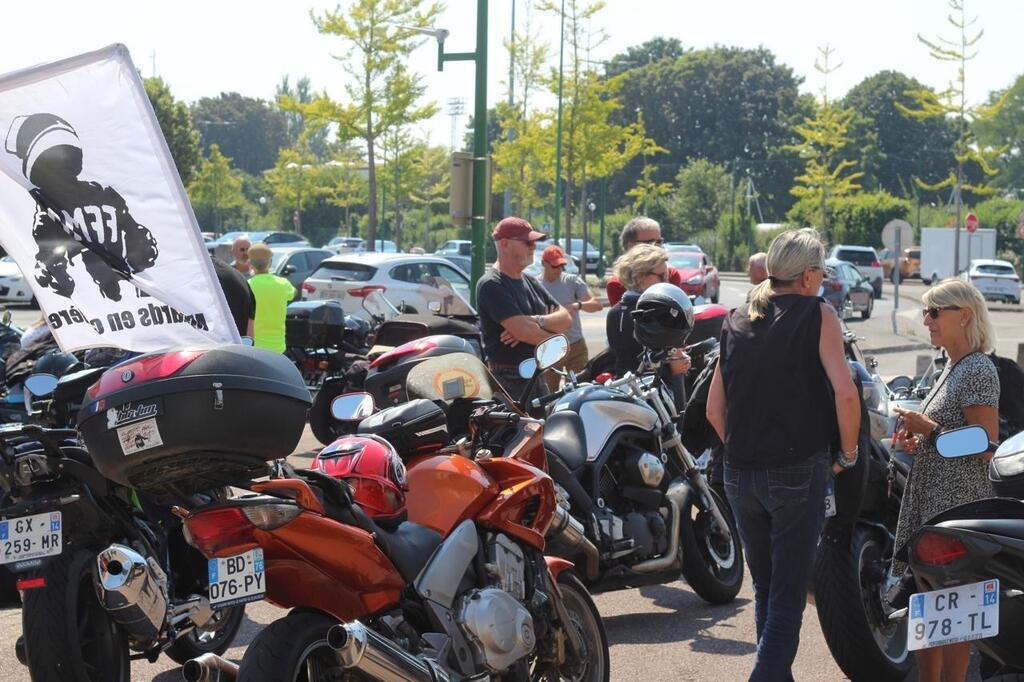 De Cherbourg à Caen les motards en colère défilent pour le Tour de