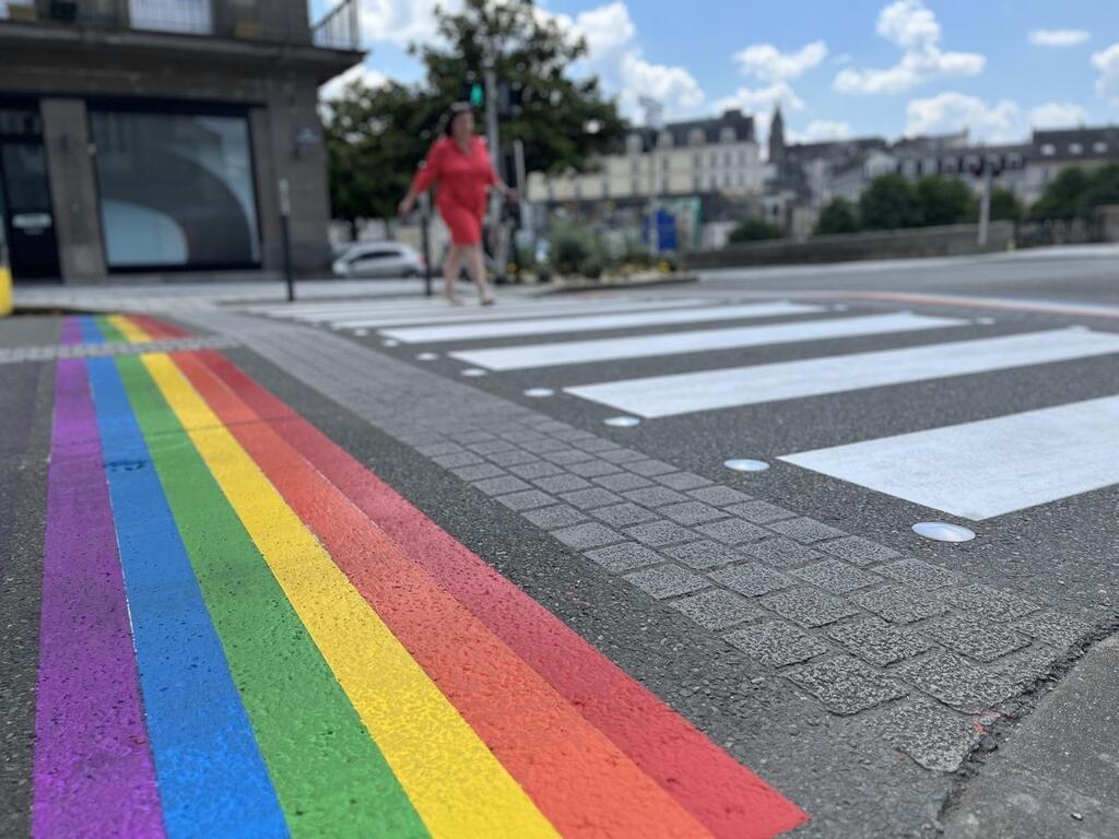 À Laval les arcs en ciel des passages piétons reprennent des couleurs