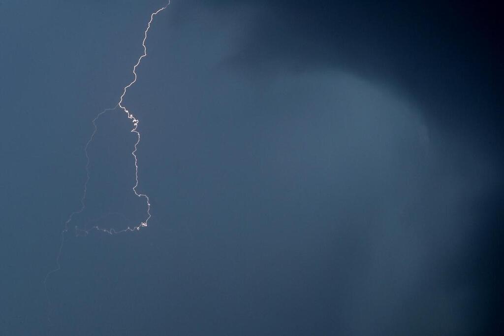 Orages violents grêle et rafales jusquà 120 km h 24 départements en