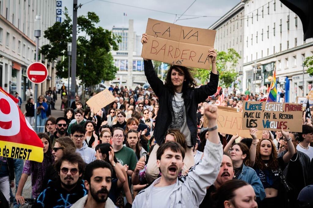 Brest 800 personnes manifestent contre lextrême droite jeudi soir