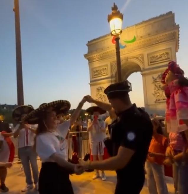 JO 2024 La vidéo dun policier dansant avec une Mexicaine devant lArc