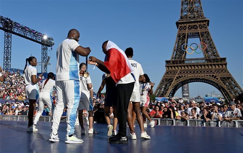 JO 2024 Quand Teddy Riner se fait prêter une médaille dor pour une