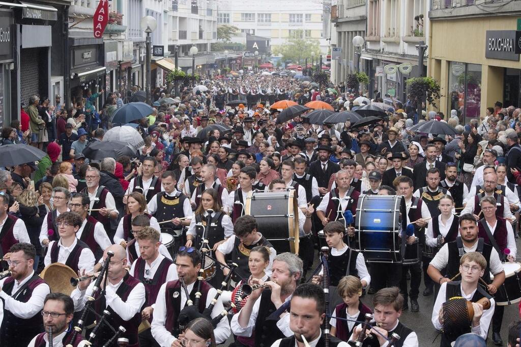 En Images Interceltique Au Triomphe Des Sonneurs La Pluie