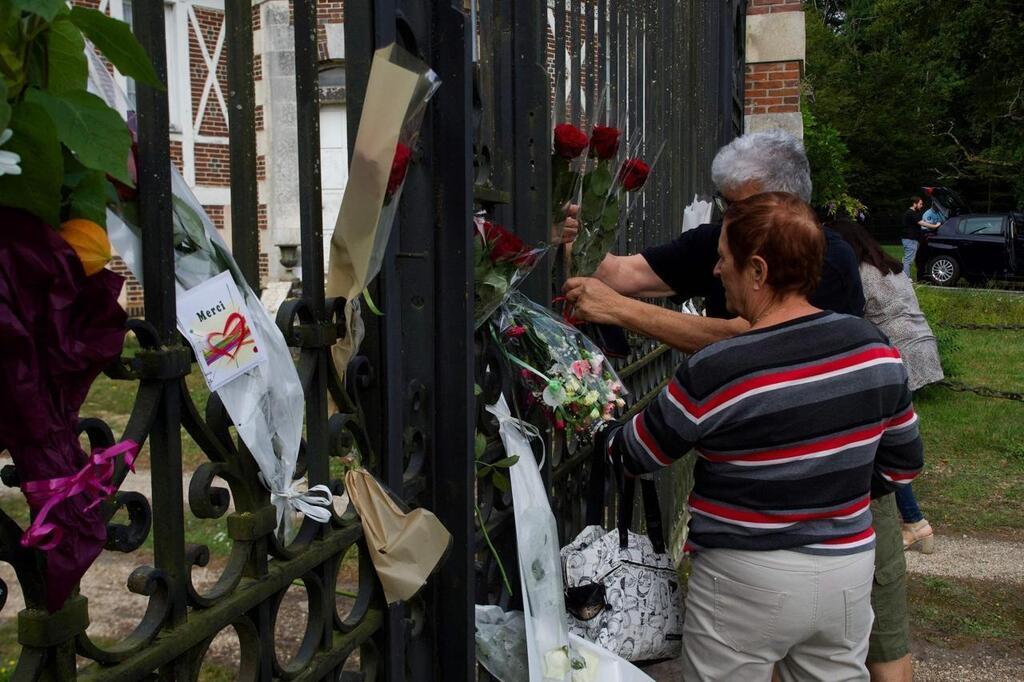 En Images Des Fleurs Et Une Immense Tristesse Douchy Dans Le