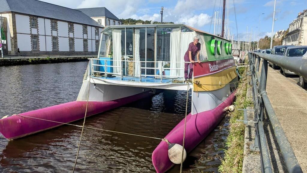 Il Est Unique Rose Jaune Vert Le Catamaran Baobab Va