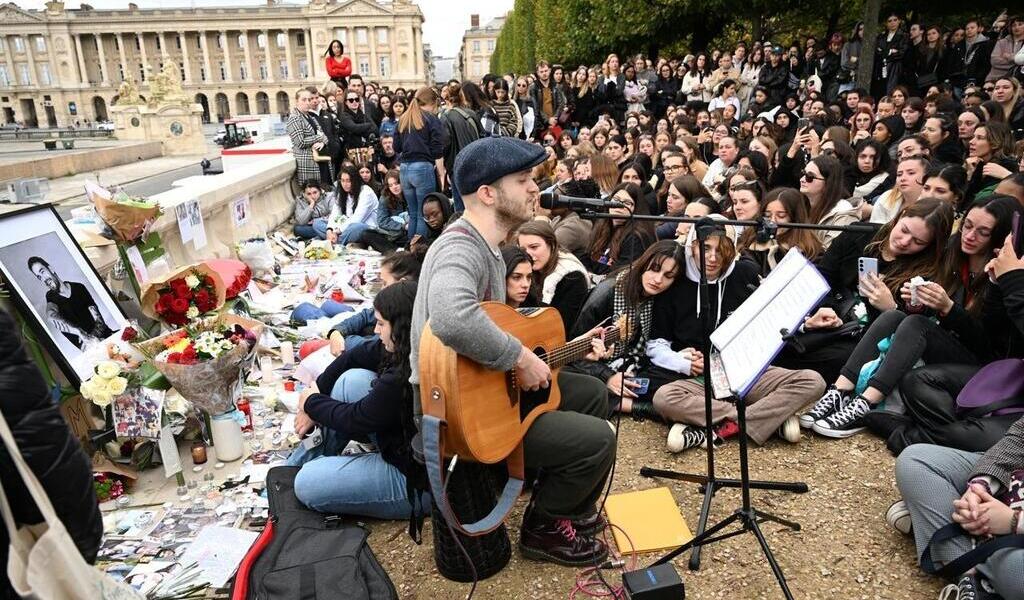 Paris Lhommage De Fans Au Chanteur Liam Payne Qui A Marqu Leur