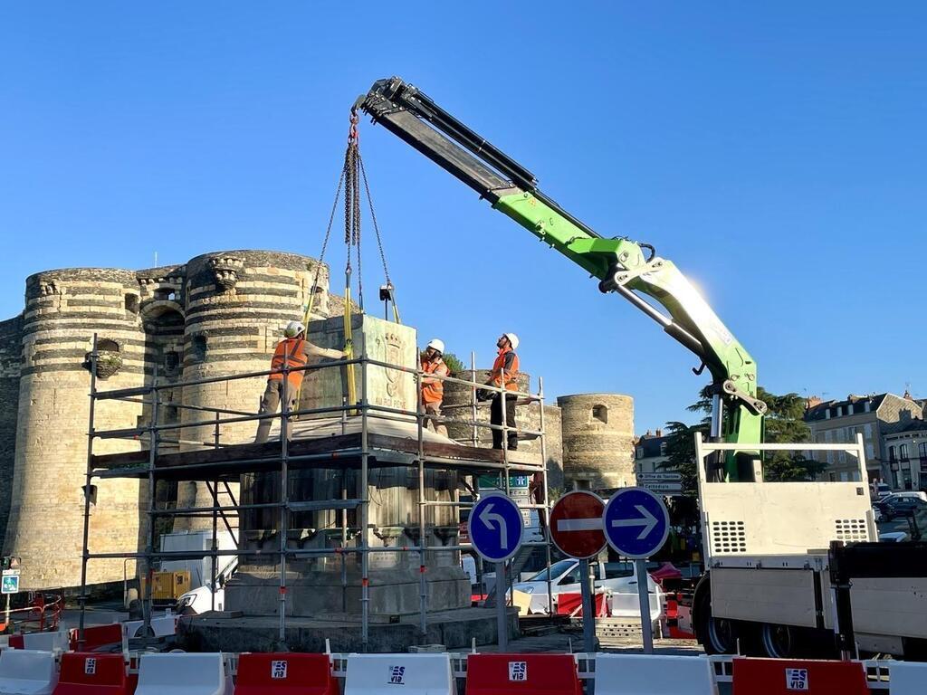 En Images Angers Le Pi Destal De La Statue Du Roi Ren Se Fait La