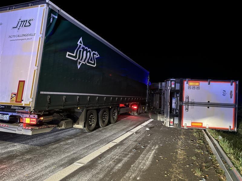 Deux poids lourds entrent en collision lA28 coupée pendant dix