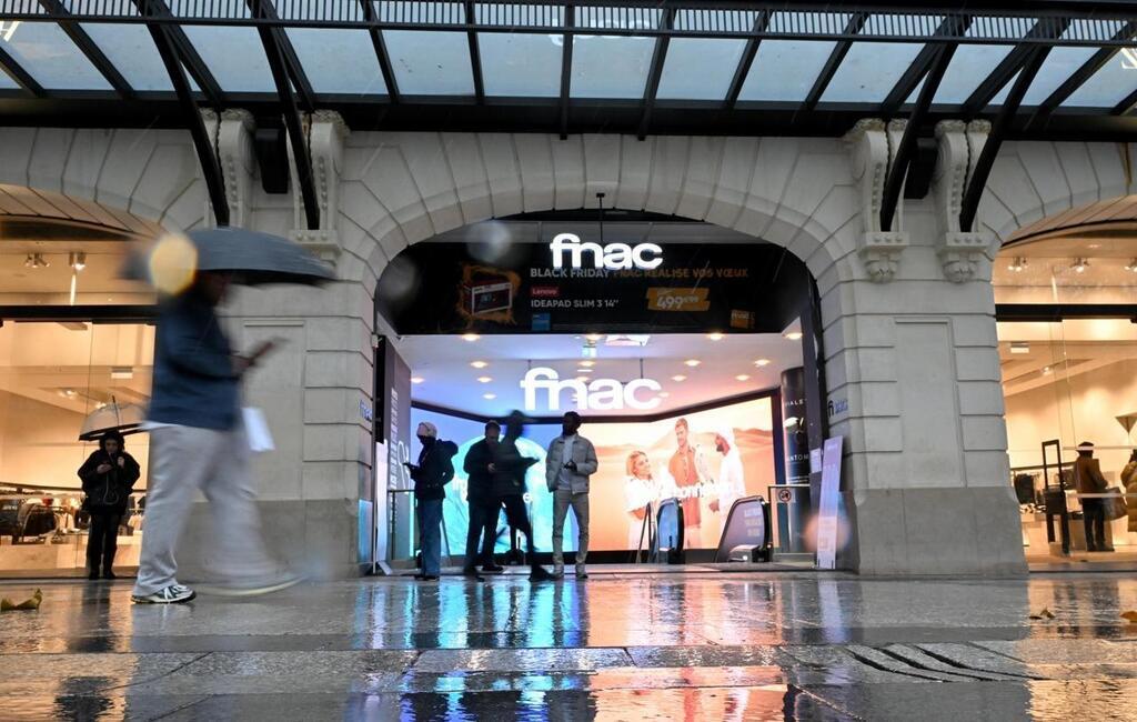 Veuillez vous disperser débordée la Fnac des Champs Élysées