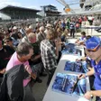 photo diaporama sorties 24 heures : dédicaces sur la ligne droite des stands 185218