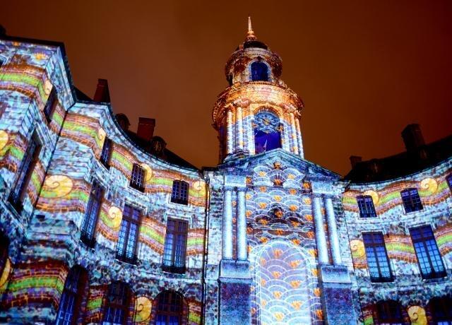 Noël à Rennes : Les photos du spectacle sur la façade de l'hôtel