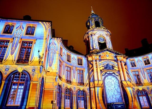 Noël à Rennes : Les photos du spectacle sur la façade de l'hôtel