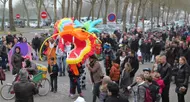 photo diaporama sorties la flèche. le dragon amuse le carnaval