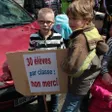 photo diaporama sorties fermeture de classe à couterne: les familles défilent dans la rue 285235