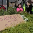 photo diaporama sorties fermeture de classe à couterne: les familles défilent dans la rue 285238