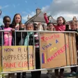 photo diaporama sorties fermeture de classe à couterne: les familles défilent dans la rue 285240