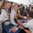photo diaporama sorties 24 heures du mans : la session d'autographes en images 287206