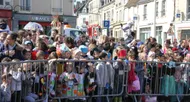 photo diaporama info mamers. 700 enfants défilent joyeusement dans les rues avec m. carnaval 