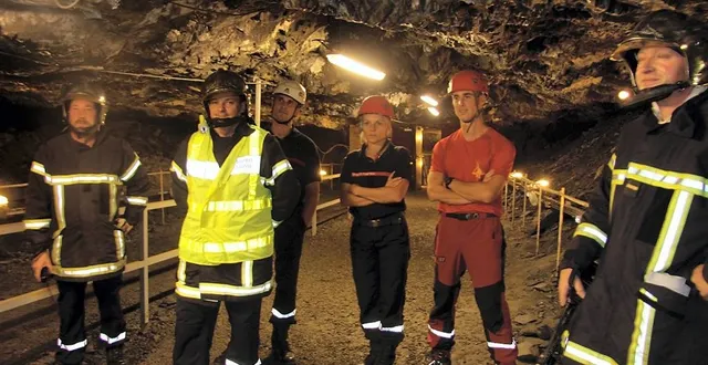 photo une partie de l’équipe des pompiers de segré et du grimp 49, spécialisée dans les situations en milieu périlleux, dans une des galeries de la mine bleue, à 130 mètres sous terre.